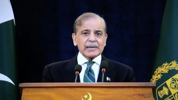 رئيس وزراء باكستان يدعم تعليق ترامب لمشروع الحرية في مضيق هرمز 