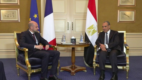 مصر وفرنسا تبحثان تعزيز الشراكة الاستراتيجية وتهدئة الأوضاع في المنطقة 