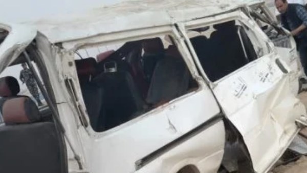 ارتفاع عدد مصابي حادث انقلاب سيارة ميكروباص في قنا إلي 14 شخص 