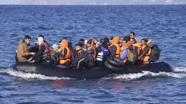 وزارة الخارجية تتابع غرق مراكب الهجرة غير الشرعية وتنقل 94 جثمانًا لمصريين 