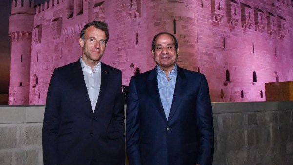الرئيس السيسي لماكرون: صديقي ماكرون نرحب بكم أجمل ترحيب ضيفًا عزيزًا في الإسكندرية