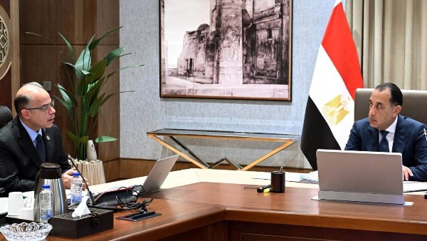 مدبولي يتابع مع وزير الاستثمار تطوير المناطق الاستثمارية وخطط جذب الاستثمارات الأجنبية