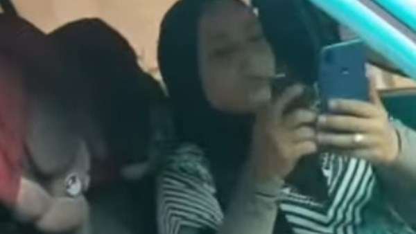 الداخلية تفحص فيديو مشاجرة بالإسكندرية لسيدة تهدد شاب وتدّعي صلة بوالدها أمين شرطة