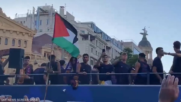 هجوم إسرائيلي على يامال بعد رفعه علم فلسطين خلال احتفال برشلونة بالفوز بلقب الدوري الإسباني