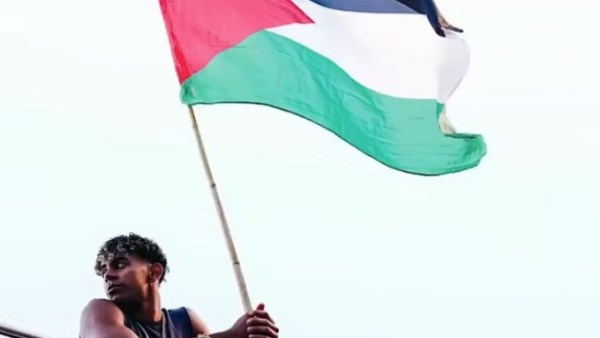 لامين يامال يرفع العلم الفلسطيني خلال احتفالات برشلونة وإثارة جدل واسع