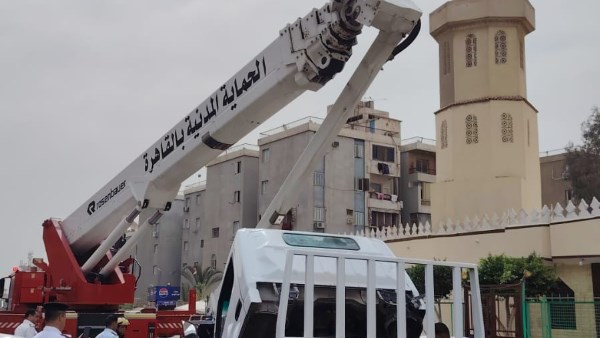 رجال الحماية المدنية يزيلون هلالًا نحاسيًا مائلًا من مئذنة مسجد الهدى بمدينة نصر