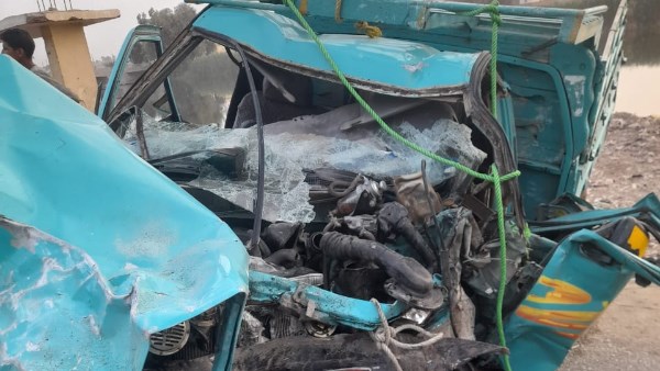 العربيات بقت خردة..  إصابة 13 شخصًا في حادث تصادم ميكروباص وربع نقل بأسيوط 