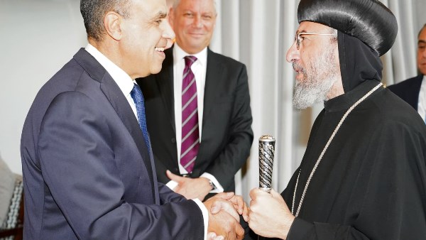 وزير الخارجية يلتقي أسقف الكنيسة القبطية في لندن ويؤكد دعم المصريين بالخارج وتعزيز الوحدة الوطنية