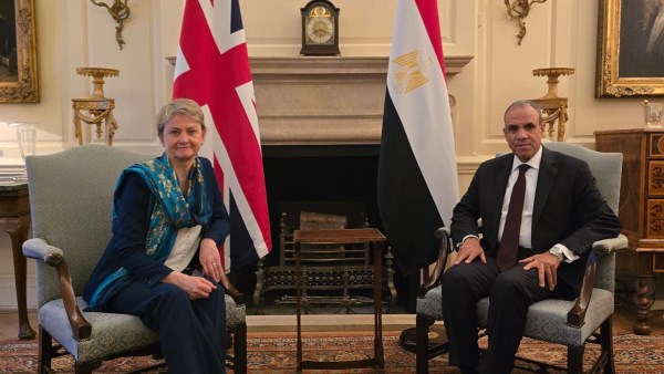 وزيرا خارجية مصر والمملكة المتحدة يبحثان تعزيز العلاقات الثنائية ومستجدات الأوضاع الإقليمية وسبل خفض التصعيد