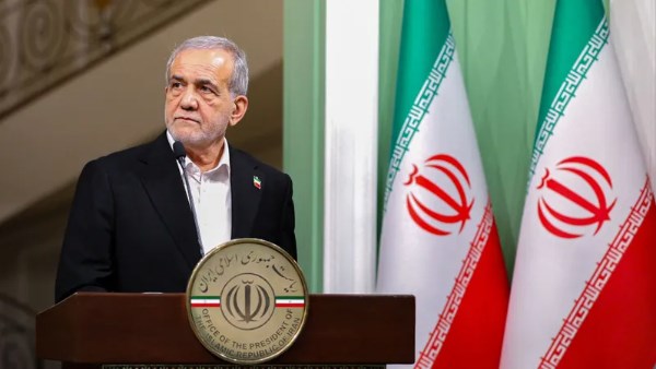الرئيس الإيراني : إيران لن تتنازل عن مبادئها في المفاوضات ومسودة اتفاق تتضمن رفع عقوبات وحصار بحري