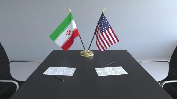 اتفاق طال انتظاره.. تفاهمات مرتقبة بين واشنطن وطهران لخفض التصعيد وإعادة الملاحة في هرمز