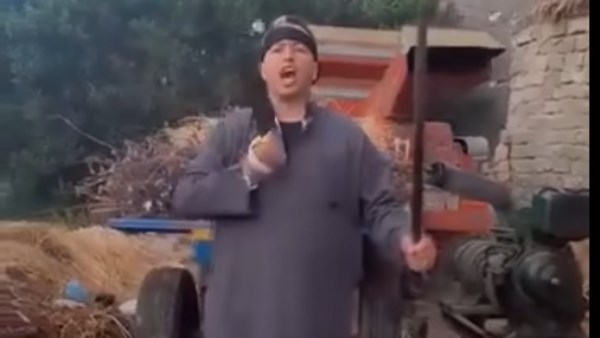 الأمن يفحص فيديو لشخص يلوّح بأسلحة بيضاء ويهدد بالعنف في دمنهور