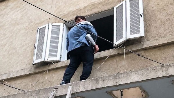 جئت فقط لأطمئن عليه".. فيديو أب وطفله يثير تفاعلًا واسعًا 