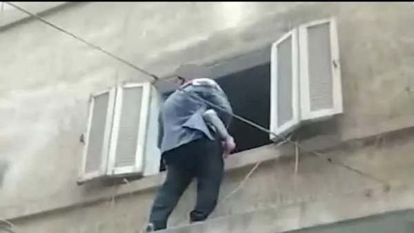 اب محروم من رؤية أولاده والحنين يدفعه لاقتحام المنزل