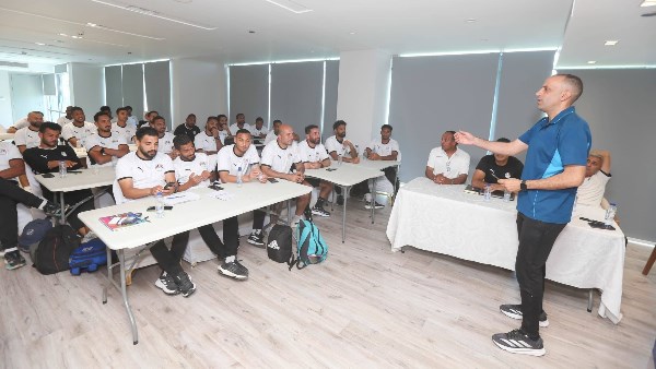 محاضرة تحكيمية مكثفة في دورة مدربي حراس المرمى
