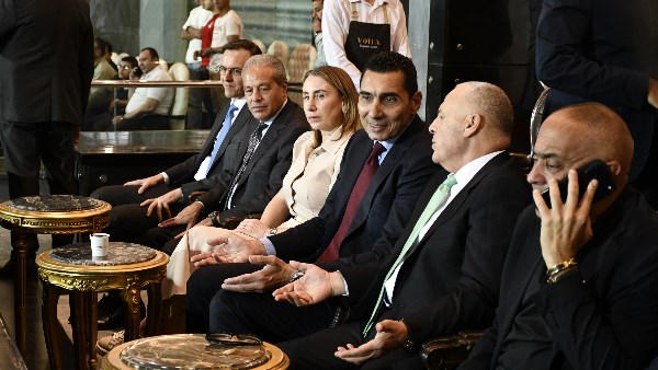 وزير الرياضة يؤازر منتخب مصر أمام روسيا 