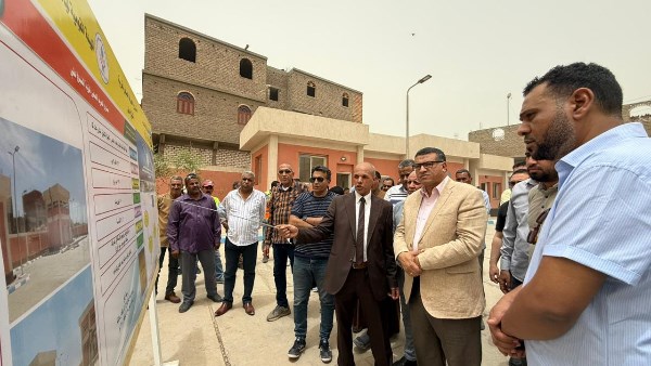 محافظ قنا يتفقد مشروعات حياة كريمة بدشنا 