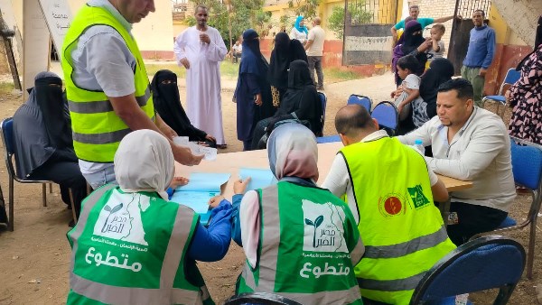 قوافل طبية بقرى قنا 