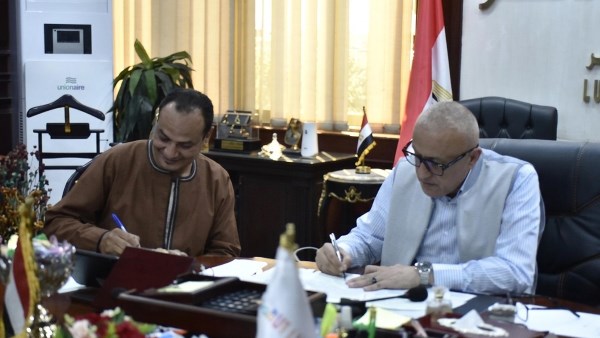 تسليم أول عقد تقنين بالأقصر