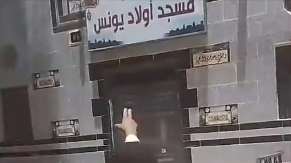 المسجد المغلق أثناء صلاة الظهر بأرمنت