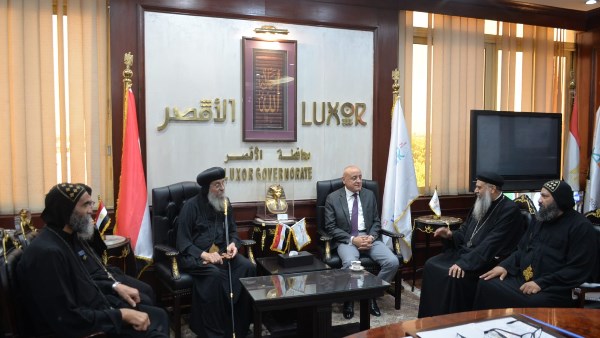 وفد كنسي يقدم التهنئة بالعيد لمحافظ الأقصر
