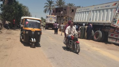 انقلاب مقطورة رمال بطريق تلات – أبشواي