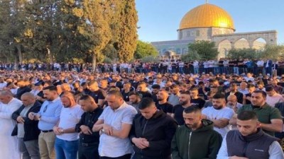 أكثر من 60 ألف فلسطيني يؤدون صلاة الجمعة في المسجد الأقصى