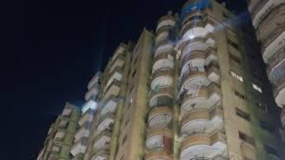 إخلاء عقارين مائلين بكفر طهرمس بالهرم وفصل المرافق حفاظًا على السكان