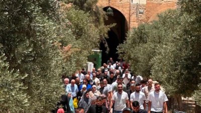 عشرات الآلاف يؤدون صلاة الجمعة في الأقصى رغم القيود الإسرائيلية  