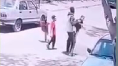 طفل 4 سنوات مصاب بكدمات بعد اعتداء عاطل 