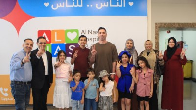 أحمد الأحمر أسطورة كرة اليد خلال زيارة مستشفى الناس