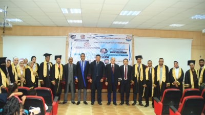 صورة تذكارية مع الباحثين 