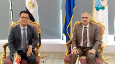 رئيس جامعة أسوان خلال استقباله وفد هواوي
