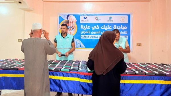 صناع الخير توزع عدداً من النظارات الطبية على الأسر الأولى بالرعاية بالبحيرة وقنا