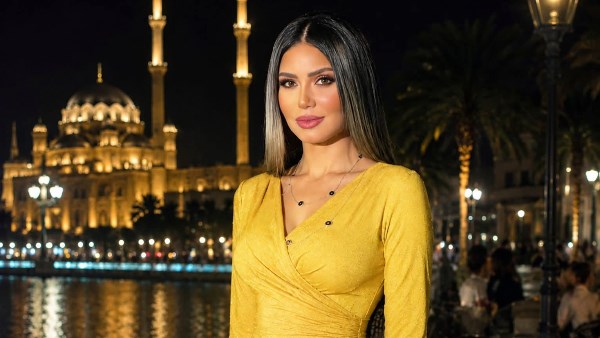 إيناس عز الدين تخطف القلوب بإطلالة صيفية مبهجة بفستان أصفر