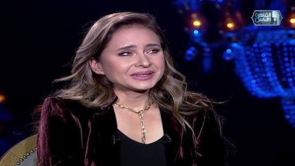 نيللي كريم تبكي على الهواء