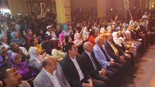 بحضور محافظ القاهرة وحشد من الجمهور.. المهرجان الدولي للطبول ينشر بهجته في ممر بهلر بوسط البلد