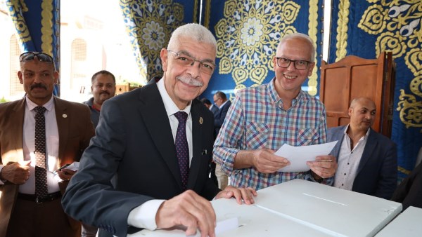 رئيس جامعة المنوفية يدلى بصوته بجمعية الرعاية الصحية 