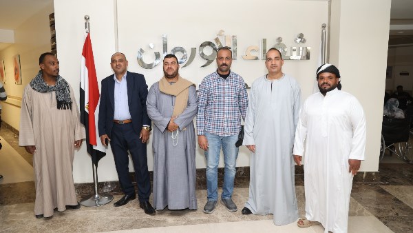 وفد مجتمعى يدعم مرضى السرطان 