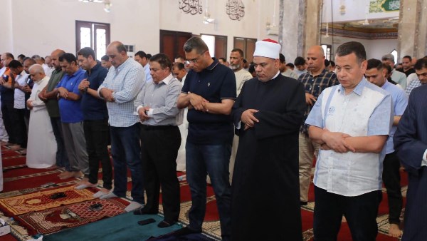 البرقي يأدي صلاة الجمعة 
