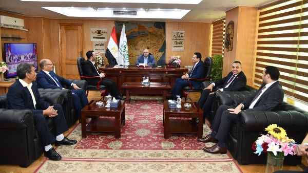 محافظ الفيوم يناقش تطوير الإجراءات مع «الاتصالات» و«GIZ»