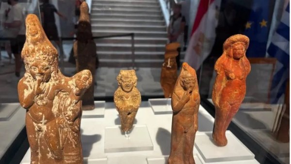 اليونان تعيد 6 قطع أثرية لـ مصر