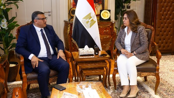 وزيرة التنمية المحلية والبيئة في لقاء مع محافظ قنا 