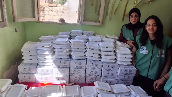 مؤسسة نبيل الكاتب الخيرية توزع 3000 وجبة و500 كرتونة غذائية بقرى زاوية غزال بالبحيرة