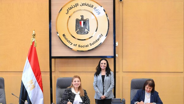 جانب من توقيع عقود تمويل لمشروعات متناهية الصغر