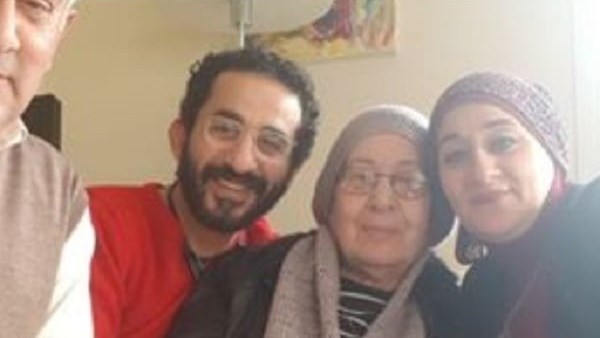 سالي حلمي مع والدتها الراحلة وشقيقها 