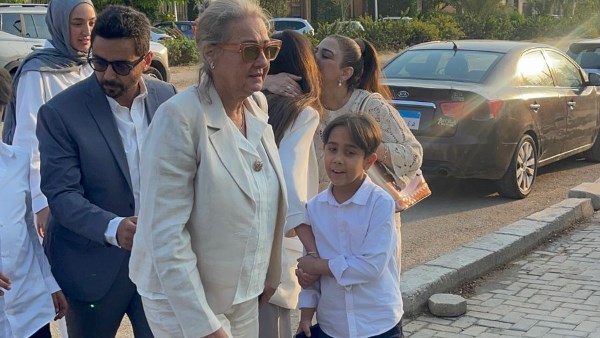 زوجة  محمد مرزبان وابنته في عزائه
