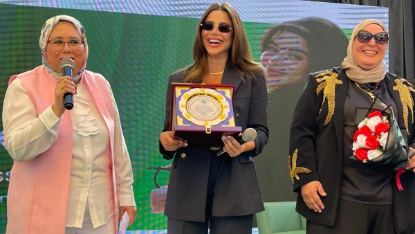 يارا السكري أثناء تكريمها من إحدى المدارس
