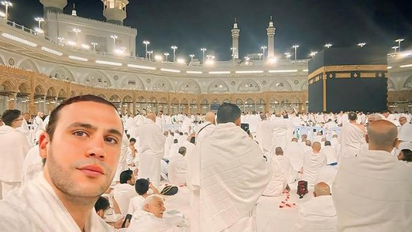 محمد إمام يؤدي مناسك العمرة
