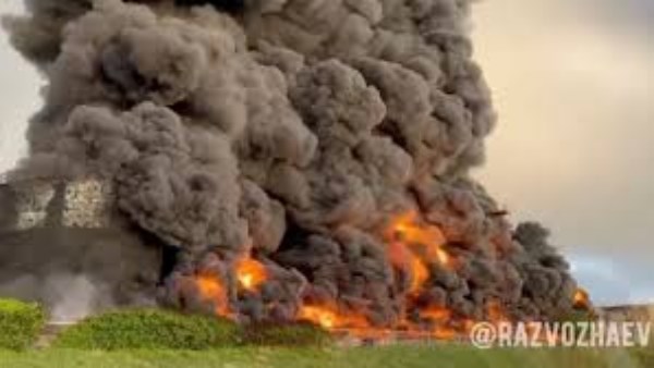 حريق بمصفاة نفط روسية وهجمات جوية تقتل 9 في أوكرانيا وتهدد المدنيين